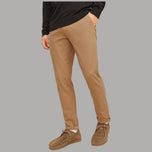 Pantaloni chino slim cammello, gamba affusolata e dettaglio cuciture