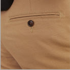 Pantaloni chino cammello: bottone e patta della cintura