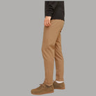Pantaloni chino slim cammello, gamba affusolata e orlo risvoltato