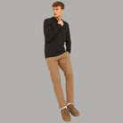 Pantaloni chino slim cammello, profilo laterale con orlo risvoltato