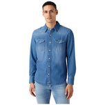 Camicia di jeans blu con colletto, bottoni e due tasche sul petto.