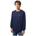 Felpa blu Wrangler con girocollo e maniche lunghe, logo rosso piccolo sul petto.