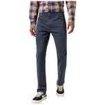 Pantaloni slim tapered Wrangler blu navy scuro con chiusura a bottone e passanti