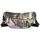 Borsa a spalla semicircolare verde scuro con stampa Amsterdam e tracolla regolabile