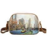 Borsa a tracolla camera case beige con stampa città e tracolla regolabile marrone