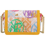 Borsa a tracolla arancione con patta gialla, catena e stampa multicolore su tessuto chiaro.