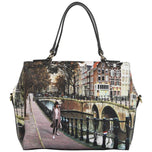 Borsa boston verde con stampa ponte, manici in tessuto scuro e zip laterale.