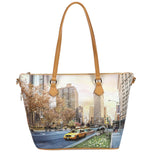 Shopper media beige con stampa città, manici in pelle marrone e zip frontale