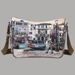 Borsa tracolla con zip e stampa città veneziana, fondo chiaro e dettagli blu.