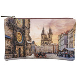 Astuccio portatutto YNot con zip, stampa città e dettagli vintage, fondo chiaro, cipria