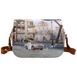 Borsa a tracolla beige con stampa città, patta e tracolla marrone