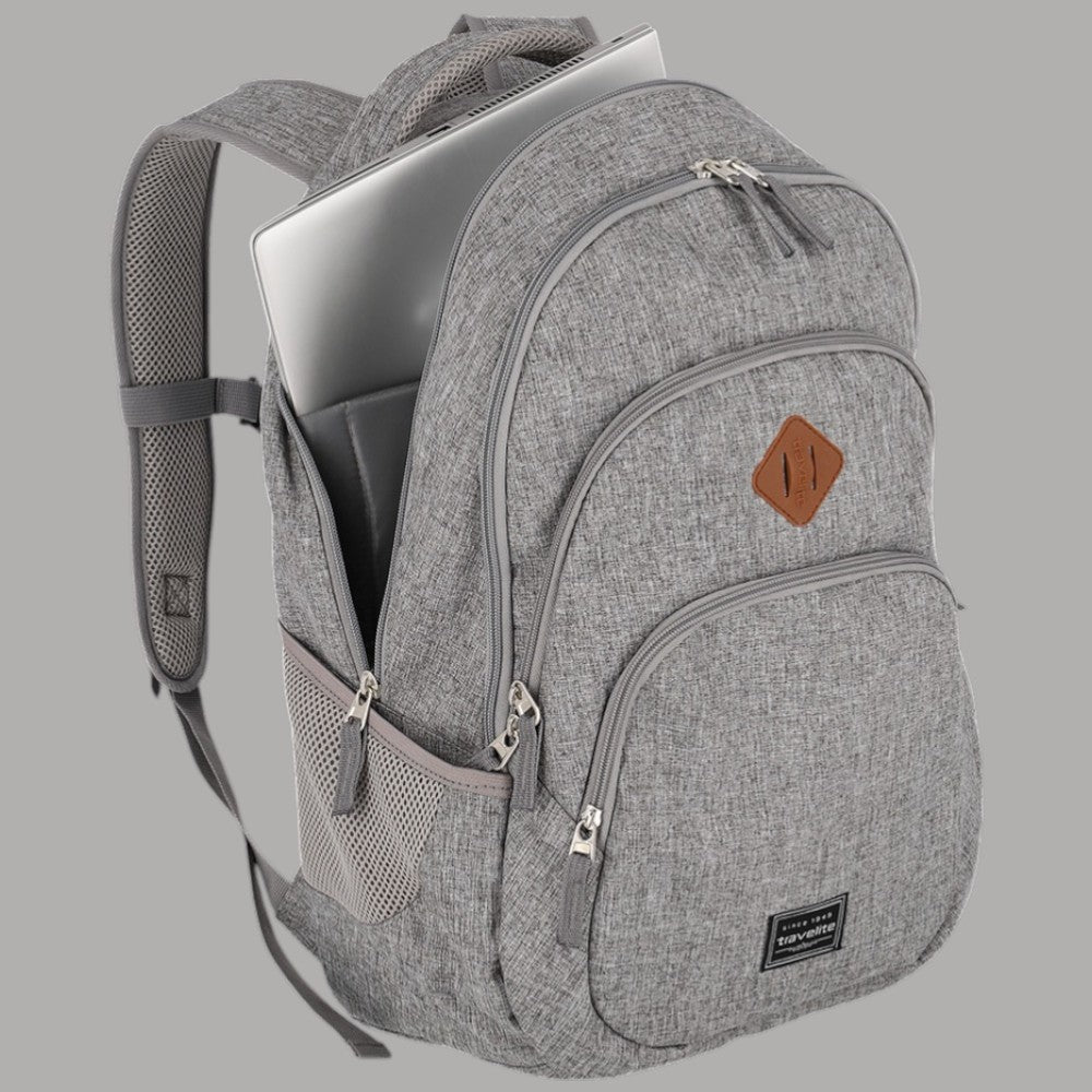 Zaino grigio melange con notebook inserito nel vano laterale e passante posteriore