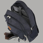 Zaino blu scuro con tasche a zip, spallacci e pannello a rete sul lato