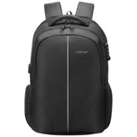 Zaino da viaggio nero con tasca anteriore e spallacci imbottiti, chiusura con zip