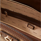 Interno della borsa tote marrone Guess con fodera con logo e zip