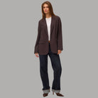 Blazer donna marrone scuro oversize con revers, bottoni e tasche frontali