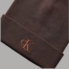 Berretto Calvin Klein marrone a costine con monogramma CK ricamato sul risvolto