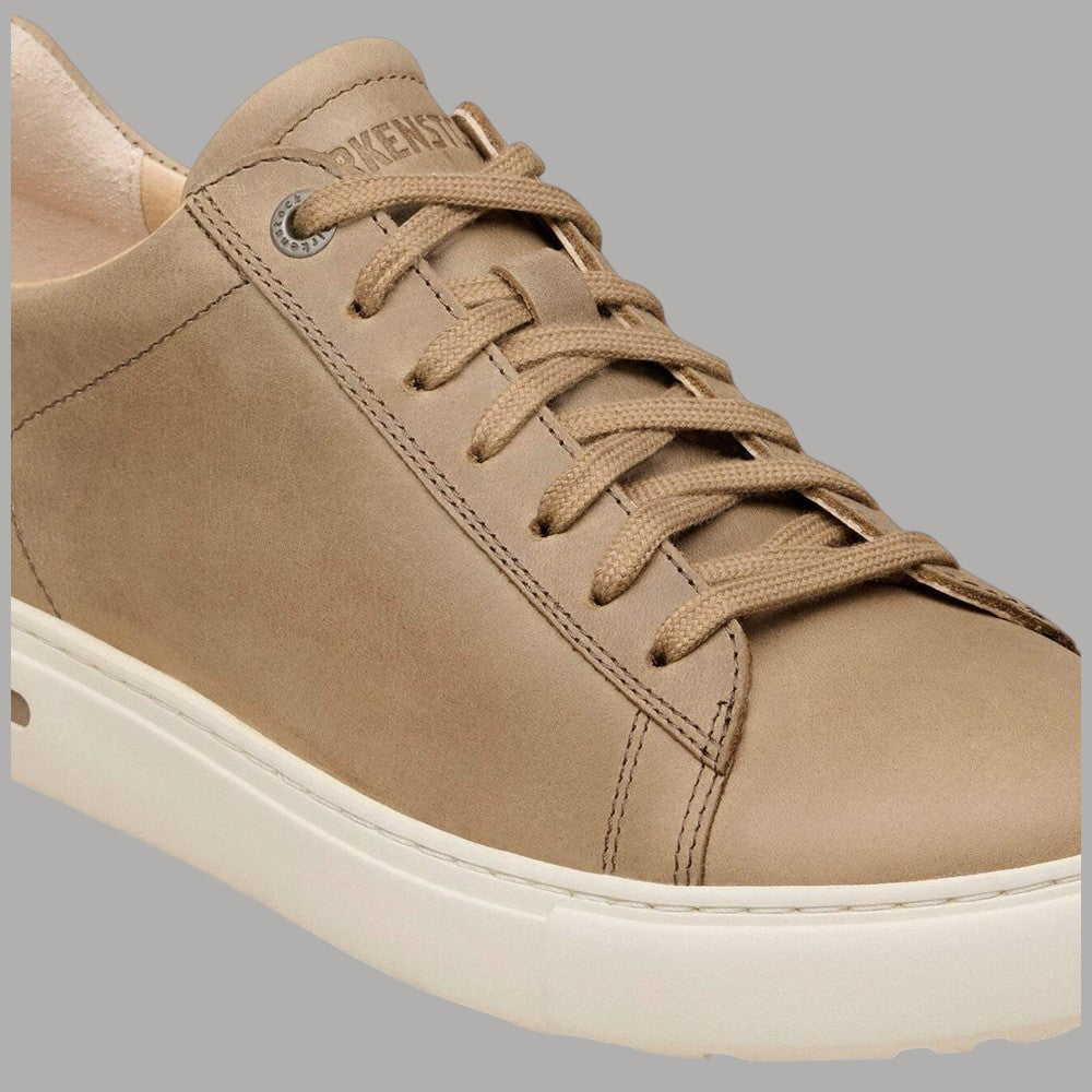 Sneakers in pelle tabacco, profilo laterale e lacci marrone