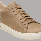 Sneakers in pelle tabacco, profilo laterale e lacci marrone