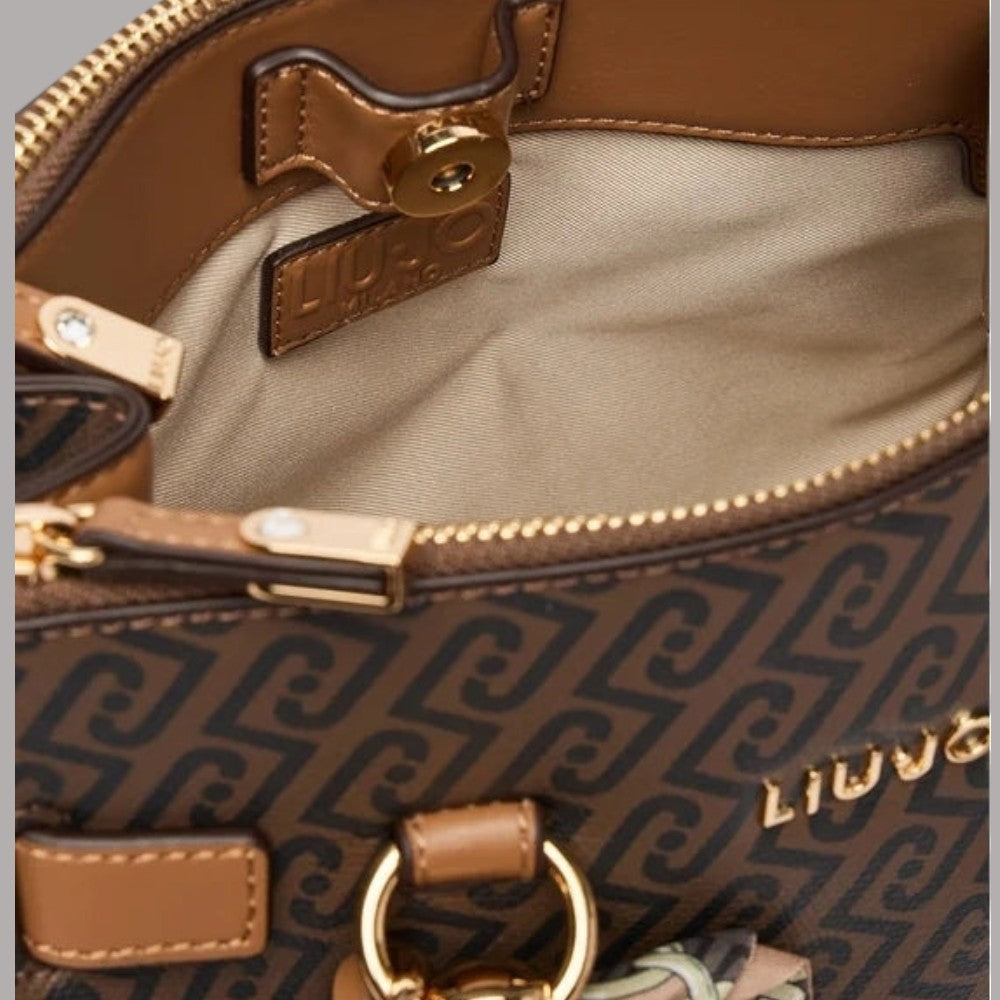 Interno borsa con fodera chiara, zip dorata e dettagli in pelle