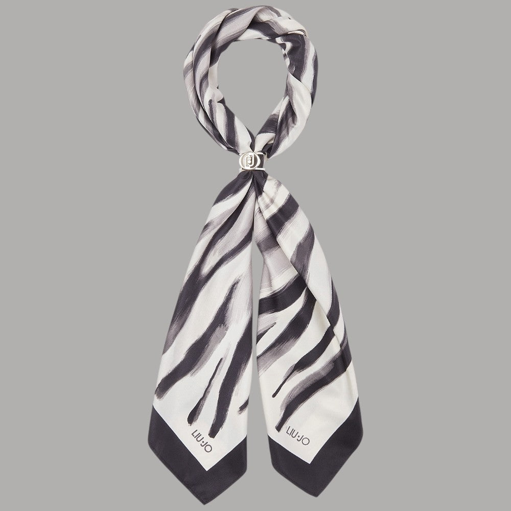 Foulard Liu Jo quadrato bianco e nero con stampa a righe zebrata, annodato con anello
