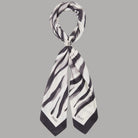 Foulard Liu Jo quadrato bianco e nero con stampa a righe zebrata, annodato con anello