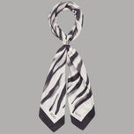 Foulard Liu Jo quadrato bianco e nero con stampa a righe zebrata, annodato con anello