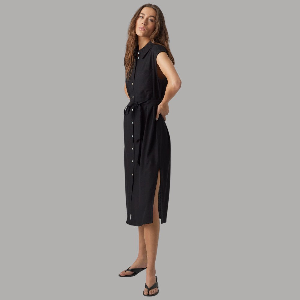Abito camicia lungo nero senza maniche con cintura annodata e spacchi laterali.