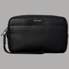 Pochette Calvin Klein nera con polsiera e logo in rilievo, chiusura con zip