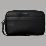 Pochette Calvin Klein nera con polsiera e logo in rilievo, chiusura con zip