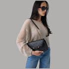 Borsa a tracolla Guess Lindsey nera con patta e logo