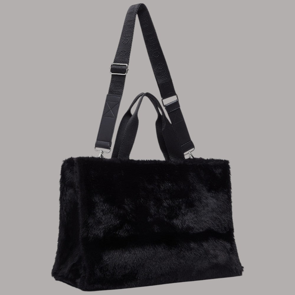 Borsa tote grande in pelliccia nera con patta centrale e tracolla regolabile.