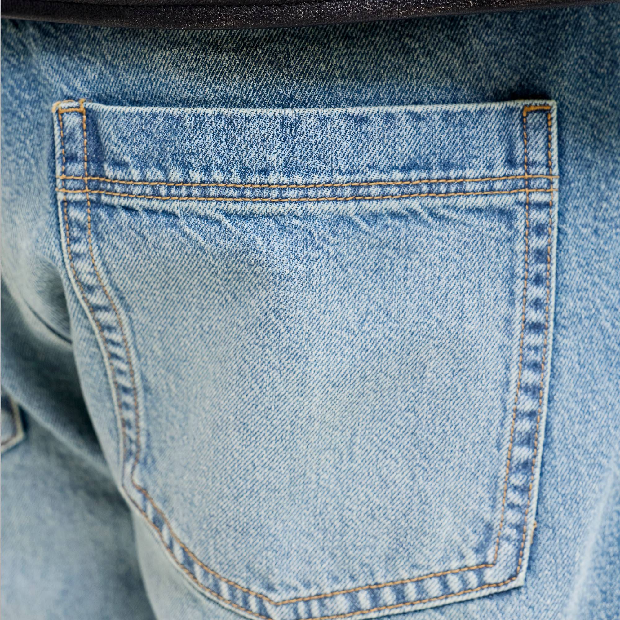 Jeans relaxed fit uomo Jack & Jones Chris SQ 733 J12300817 blu denim con dettagli cuciture arancioni vista laterale