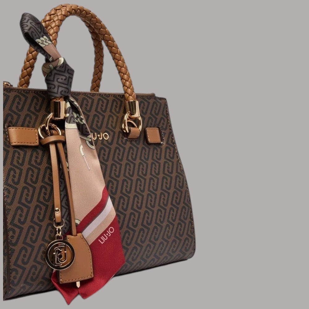 Borsa tote mini marrone con tracolla intrecciata e charm decorativo appeso
