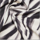 Foulard Liu Jo bianco e nero con stampa a righe e tessuto morbido