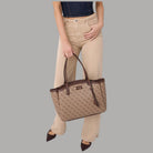 Borsa tote marrone Guess con logo e manici, vista laterale