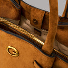 Guess Allegra in suede con tracolla removibile e dettagli dorati marroni