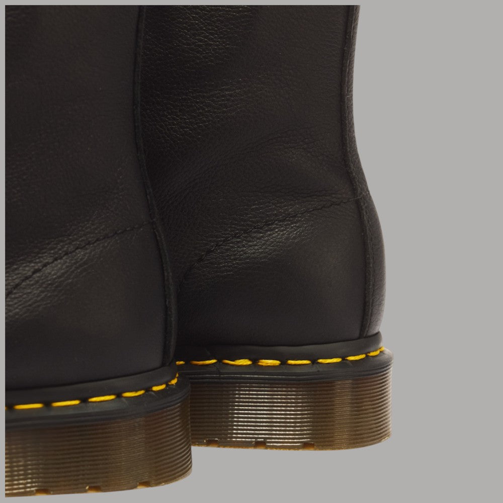 Stivali stringati Dr Martens 1460 Pascal in pelle Virginia nera con dettaglio giallo sulla suola