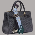 Borsa a mano motivo monogram, foulard a nastro e charm con logo, manici intrecciati