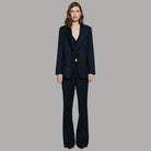 Pantalone Relish Iussis blu gessato a vita alta, a zampa, indossato con giacca coordinata