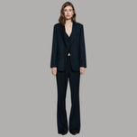 Pantalone Relish Iussis blu gessato a vita alta, a zampa, indossato con giacca coordinata