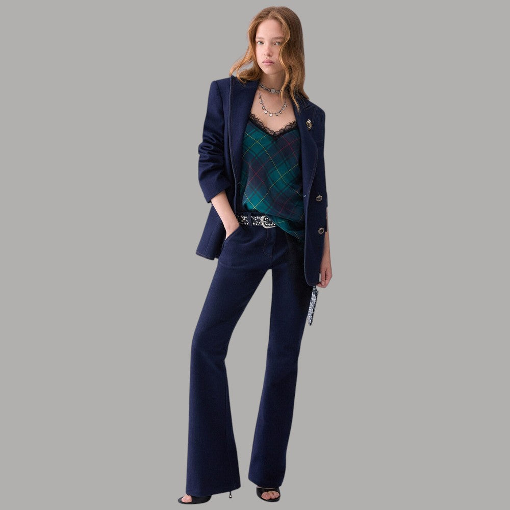Jeans bootcut Liu Jo blu scuro indossati, con cintura a catena e gamba svasata