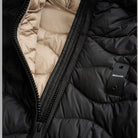 Dettaglio del piumino nero Blauer, con zip, imbottitura beige e logo