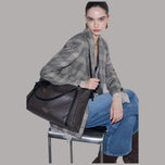 Borsa shopping Liu Jo tote media logo monogram in marrone e nero