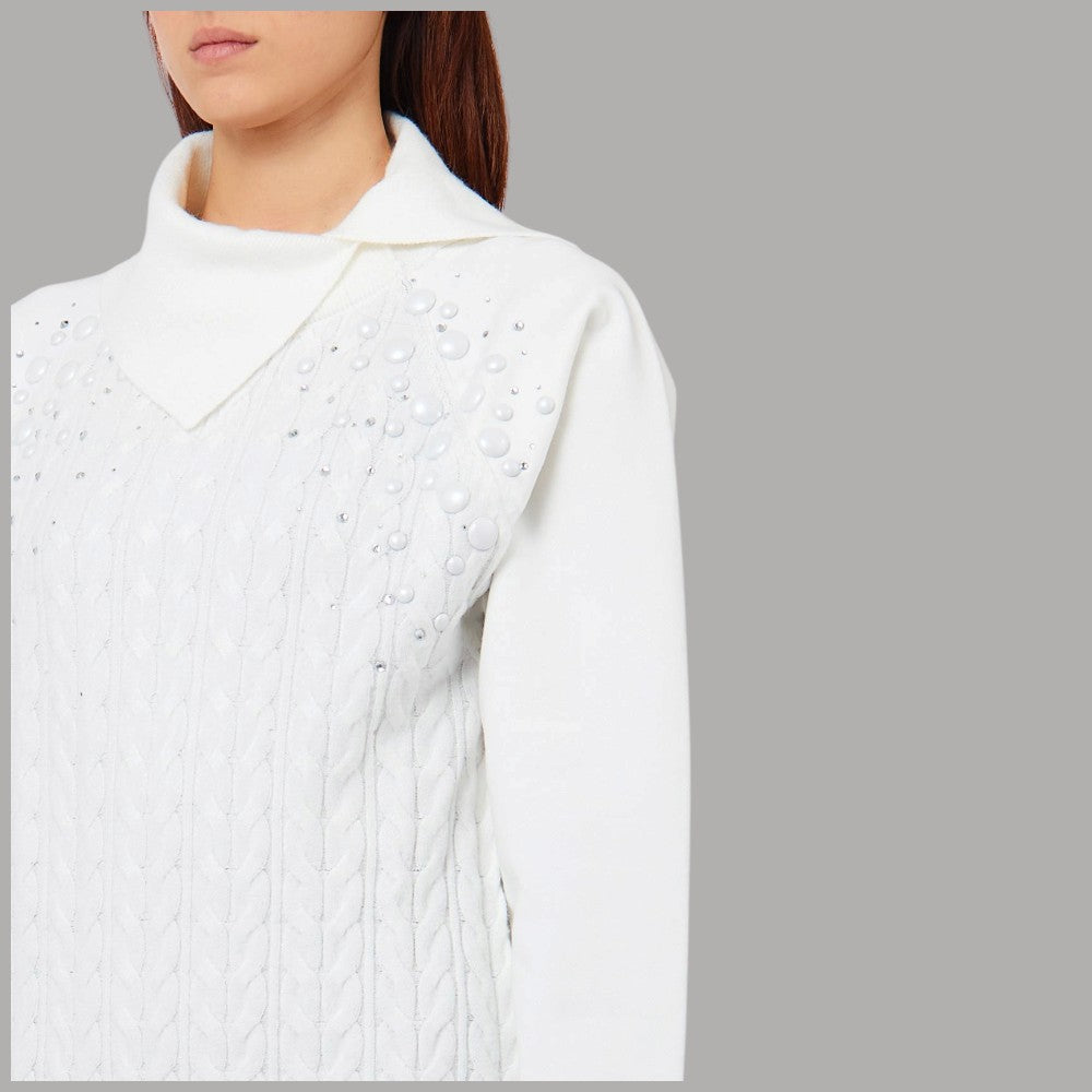 Dettaglio del maxi maglione bianco Liu Jo con strass e collo a punta