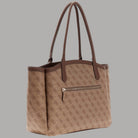 Borsa tote marrone Guess con tasca frontale e chiusura zip, vista 3/4