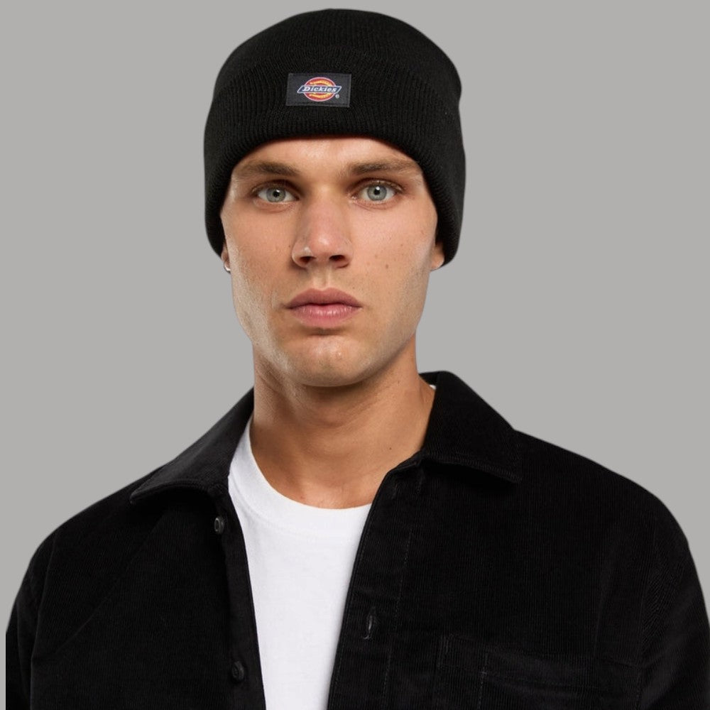 Berretto Dickies nero a cuffia con risvolto, indossato, logo sulla parte frontale
