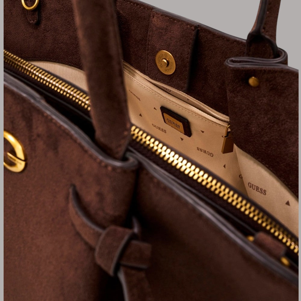 Borsa a mano Guess Allegra in suede marrone con tracolla removibile e dettagli dorati