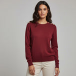 Vero Moda pullover rosso con bottoni decorativi frontali e texture a maglia fine