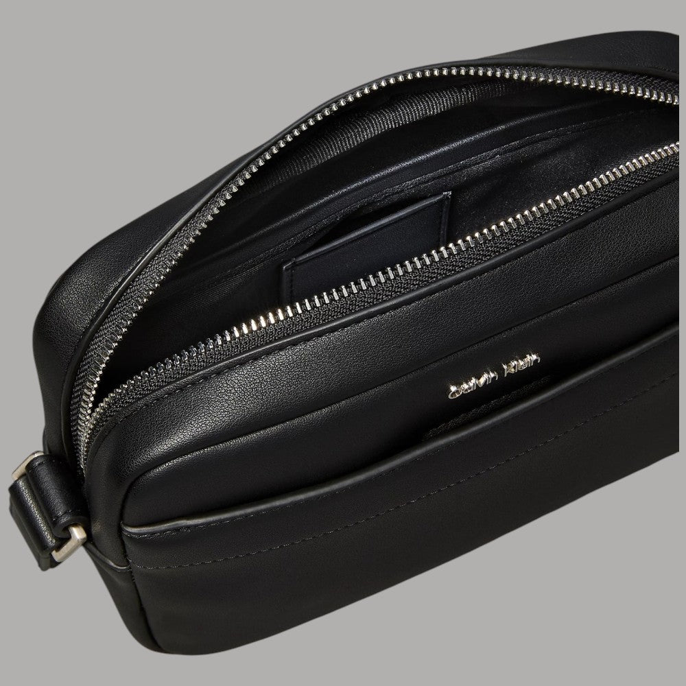 Pochette Calvin Klein nera con tasche interne e zip metallica, logo in rilievo